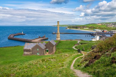 Whitehaven, Cumbria, İngiltere - 3 Mayıs 2019: Arka planda Whitehaven, Candlestick Chimney, rıhtımlar, deniz fenerleri ve Bransty