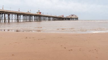 Blackpool, İngiltere - 28 Nisan 2019: Kuzey İskelesi üzerindeki kara bulutlar