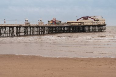 Blackpool, İngiltere - 28 Nisan 2019: Kuzey İskelesi üzerindeki kara bulutlar