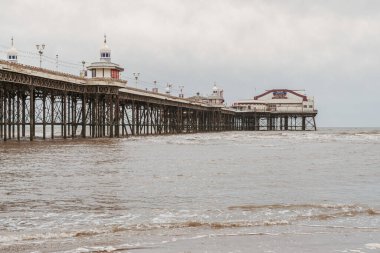 Blackpool, İngiltere - 28 Nisan 2019: Kuzey İskelesi üzerindeki kara bulutlar