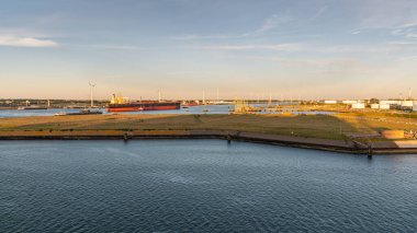 Rotterdam, Güney Hollanda, Hollanda - 13 Mayıs 2019: Elbehaven 'dan Europoort' taki Calandkanaal gemilerine doğru görüş