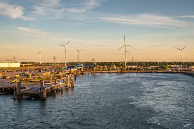 Rotterdam, Güney Hollanda, Hollanda - 13 Mayıs 2019: Avrupa 'nın Beneluxhaven kentindeki rüzgar türbinleri ve feribot terminali