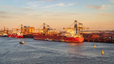 Rotterdam, Güney Hollanda, Hollanda - 13 Mayıs 2019: Europoort 'taki Calandkanaal gemilerine doğru bakın