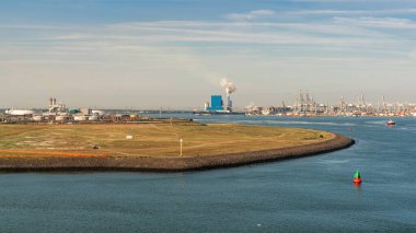 Rotterdam, Güney Hollanda, Hollanda - 23 Mayıs 2019: Europoort 'ta gemiler ve sanayi