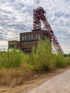 Oberhausen, Kuzey Ren-Westfalia, Almanya - 30 Temmuz 2018: Tarihi bir maden kulesi üzerindeki bulutlar