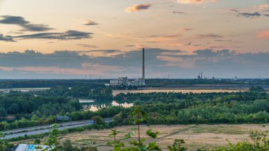 Moers, Kuzey Ren-Westfalia, Almanya - 30 Temmuz 2018: Rossenrayner Gölü üzerinde Halde Pattberg 'in akşam manzarası