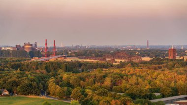 Moers, Kuzey Ren-Westfalia, Almanya - 03 Ağustos 2018: Halde Rheinpreussen 'den Ruhr Bölgesi' ne, doğuya, Duisburg 'a ve Ren Nehri üzerindeki köprülere bakın.