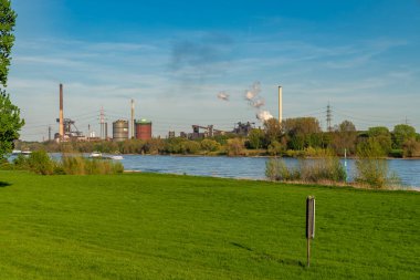 Duisburg, Kuzey Ren-Vestfalya, Almanya - 19 Nisan 2018: Rheinaue Friemersheim 'den Huettenwerke' ye doğru görüş (eritme çalışmaları) Krupp-Mannesmann