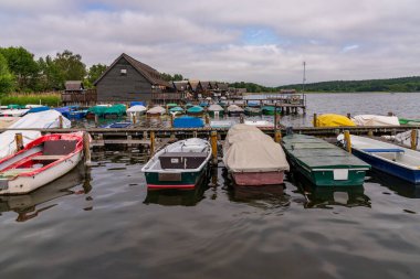 Mecklenburg-Batı Pomerania, Almanya - 12 Haziran 2020: Inselsee 'de evler ve tekneler (Ada Gölü)