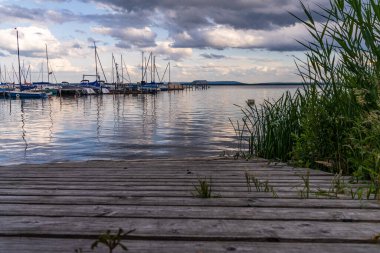 Mardorf, Lower Saxony, Almanya - 07 Haziran 2020: The Steinhuder Meer with the Marina and the spoash pile of the potash mine in the background