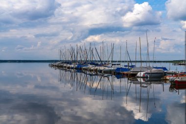 Steinhude, Aşağı Saksonya, Almanya - 08 Haziran 2020: İskele ve marinayla Steinhuder Meer 'de görüş