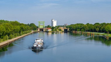 Dorsten, Kuzey Ren-Vestfalya, Almanya - 07 Mayıs 2020: Wesel-Datteln Kanalı 'nda arka planda Dorsten kanalı olan bir yük gemisi