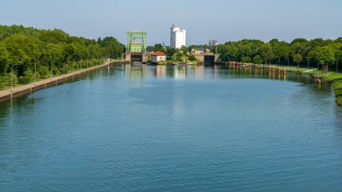 Dorsten, Kuzey Ren-Vestfalya, Almanya - 07 Mayıs 2020: Dorsten kanallı Wesel-Datteln Kanalı ve arka planda sanayi parkının binaları