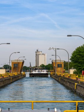 Dorsten, Kuzey Ren-Vestfalya, Almanya - 07 Mayıs 2020: Wesel-Datteln Kanalı 'ndaki bir yük gemisi, Dorsten kanalından ayrılıyor