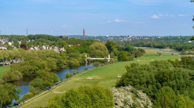 Essen, Kuzey Ren-Vestfalya, Almanya - 27 Nisan 2020: Hinsel 'den Ruhr Nehri, Essen-Horst Nehri ve Horster Köprüsü' ne doğru görüş