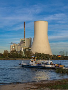 Duisburg, Kuzey Ren-Westfalia, Almanya - 26 Ekim 2019: Ren Nehri ve Walsum Enerji İstasyonu 'ndan feribotla geçen Orsoy manzarası