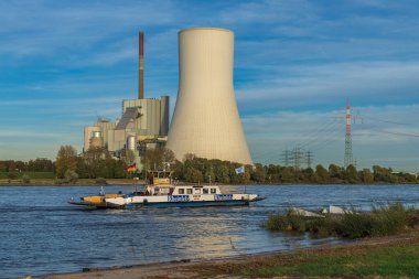 Duisburg, Kuzey Ren-Westfalia, Almanya - 26 Ekim 2019: Ren Nehri ve Walsum Enerji İstasyonu 'ndan feribotla geçen Orsoy manzarası