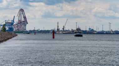 Rostock, Mecklenburg-Batı Pomerania, Almanya - 14 Haziran 2020: Liman yolcu gemisi ve arka planda hasar gören Liebherr ağır kaldırma vinci ile limana bakın