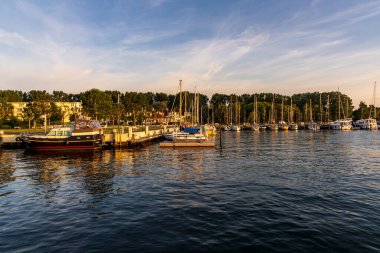 Travemuende, Holstein, Almanya - 17 Haziran 2020: Marina Rosenhof üzerinde akşam ışığı