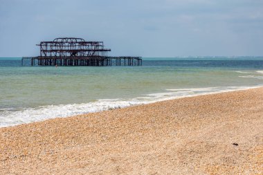 Batı İskelesi 'nin kalıntıları Brighton Sahili, Doğu Sussex, İngiltere, İngiltere' den görüldü.