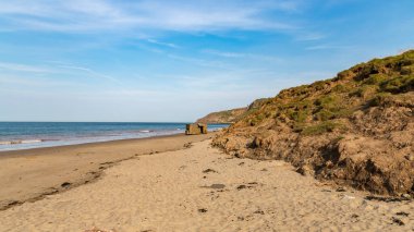 Cayton Körfezi 'ndeki eski sığınak ve sahil, Scarborough, Kuzey Yorkshire, İngiltere