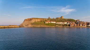 Whitby silueti, Whitby Pier, North Yorkshire, İngiltere 'den görüldü.