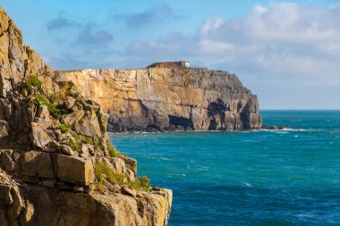 Saint Govan kilisesinden Bosherston, Pembrokeshire, Galler, İngiltere yakınlarındaki Saint Govan 's Head' e doğru görüş.
