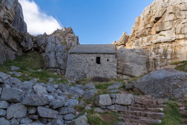 Saint Govan Kilisesi, Bosherston yakınlarında, Pembrokeshire, Galler, İngiltere