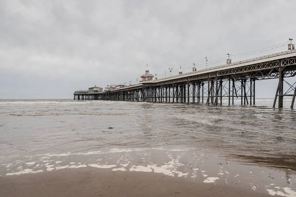 Blackpool Inglaterra Reino Unido Abril 2019 Nubes Oscuras Sobre Muelle — Foto de Stock