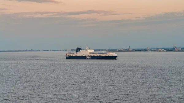 2019年5月22日イギリス イングランド ノースリンカーンシャー州インミンガム付近 ハンバー川から見られる インミンガムへの途中のDfds貨物フェリー — ストック写真