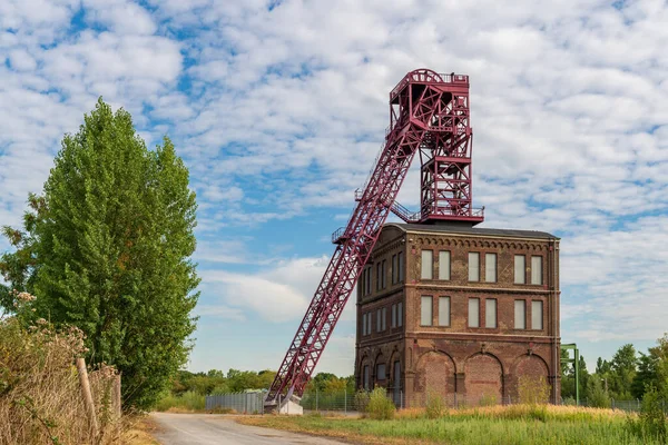 2018年7月30日ドイツ ノルトライン ヴェストファーレン州オーバーハウゼン 歴史的な鉱山タワーの上の雲 — ストック写真