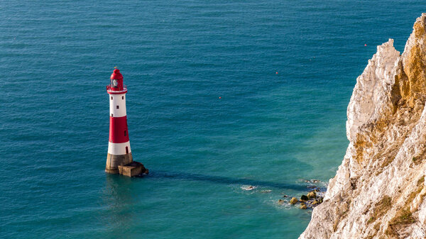 Маяк Beachy Head Lighthouse & Cliff, вблизи Истблурна, Ист-Сассекс, Англия, Великобритания