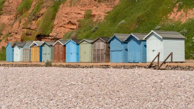 Sahil kulübeleri ve Budleigh Salterton, Jurassic Coast, Devon, İngiltere 'deki çakıl taşı plajı.