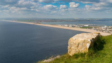 Güney Batı Yakası 'ndan Fortuneswell' e, Chesil Beach 'e, Portland Adası' na, Jurassic Coast 'a, Dorset' e, İngiltere 'nin Dorset' ine doğru Weymouth 'un arka planında bulutlar var.