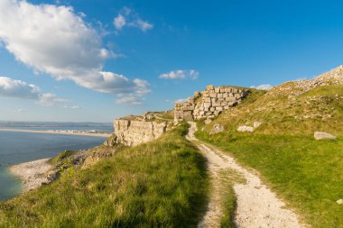 Portland Adası 'ndaki Güney Batı Sahil Yolu, Fortuneswell ve Chesil Sahili' ne bakıyor. Arka planda Weymouth, Jurassic Coast, Dorset, İngiltere.