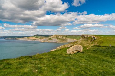 Jurassic Coast Coast ve Emmett 's Hill' in üzerinde, Worth Matravers, Jurassic Coast, Dorset, İngiltere yakınlarındaki taş bankta.