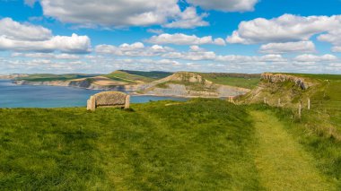Jurassic Coast Coast ve Emmett 's Hill' in üzerinde, Worth Matravers, Jurassic Coast, Dorset, İngiltere yakınlarındaki taş bankta.