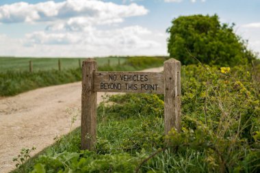İmza: Bu noktadan sonra, geçmişi bulanık, Worth Matravers, Jurassic Coast, Dorset, İngiltere yakınlarında görülen araç yok.
