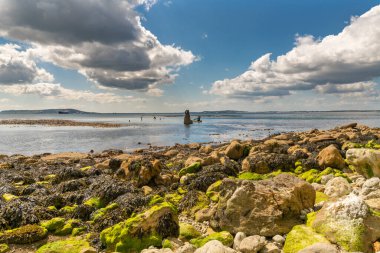 The Wreck of The Minx 'in üzerindeki bulutlar, Osmington Körfezi, arka planda Portland Adası, Weymouth, Jurassic Coast, Dorset, İngiltere