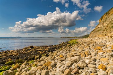 Osmington Körfezi üzerindeki bulutlar, Weymouth yakınlarındaki Osmington Mills, Jurassic Coast, Dorset, İngiltere