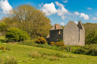 Kimmeridge, Jurassic Coast, Dorset, İngiltere yakınlarındaki terk edilmiş Tyneham Village 'da harabe.