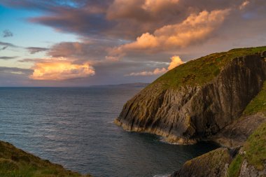 Akşam ışığı ve bulutlar Mwnt ve Aberporth arasında Ceredigion, Dyfed, Wales, İngiltere