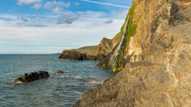 Tresaith, Ceredigion, Dyfed, Wales, İngiltere 'de nehir şelalesi denize dökülüyor.
