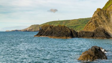 Tresaith Sahili, Ceredigion, Dyfed, Wales, İngiltere 'den görülen kayalıklar ve kayalar.