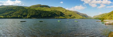 Güney Snowdonia 'daki Tal-y-Llyn' de tekneler, Gwynedd, Galler, İngiltere - arka planda Kadair Idris ile