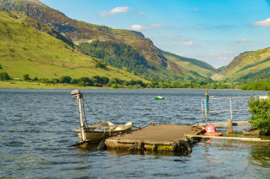 Güney Snowdonia 'daki Tal-y-Llyn' de tekneler, Gwynedd, Galler, İngiltere - arka planda Kadair Idris ile