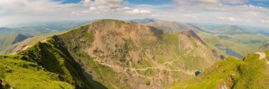 Snowdon Dağı, Snowdonia, Gwynedd, Galler 'in zirvesinden kuzeydeki Garnedd Ugain, Pyg Track ve Madenci Pisti' ne bakıyoruz.