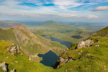Snowdon Dağı, Snowdonia, Gwynedd, Galler, İngiltere - kuzeydoğudaki Crib Goch, Glaslyn ve Llyn Llydaw 'a bakıyor.