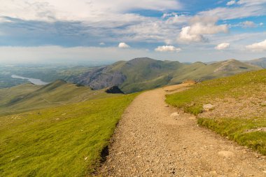 Snowdon Dağı 'ndan Llanberis Yolu' na doğru ilerliyor. Snowdonia, Gwynedd, Wales, İngiltere. Kuzeye, Llyn Padarn ve Llanberis 'e doğru bakıyor.