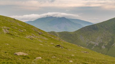 Snowdonia 'daki manzara, Llanberis Yolu' nda Snowdon ve Llanberis Dağı, Gwynedd, Galler, İngiltere arasında.